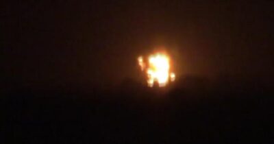 بالفيديو” مليشيات الحوثي تحرق شاحنتين محملتين بالمشتقات النفطية بالحديدة