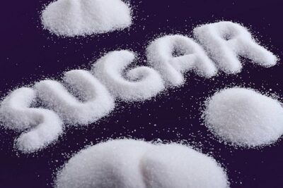 دراسة: الإفراط في تناول السكر يضعف الذاكرة ويُعيق عملية التعلُّم