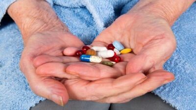 كثرة الأدوية قد تؤدي إلى آثار جانبية لدى كبار السن!