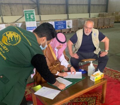 “السفير السعودي” لدى الأردن يسلم برنامج الأغذية العالمي “423” طن من التمور