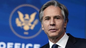 وزير الخارجية الأمريكي يحمل الصين مسؤولية تفاقم “كورونا”