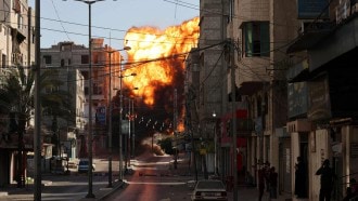 حريق ضخم في أحد أكبر مصانع قطاع غزة جراء قصف إسرائيلي
