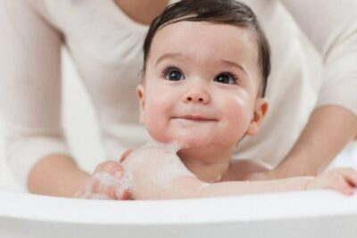 الاستحمام المتكرر يؤذي بشرة الأطفال.. البكتيريا قد تخترق أجسامهم