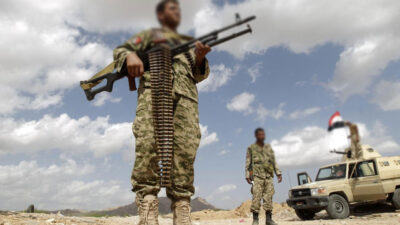 الجيش اليمني يعلن مقتل وإصابة عناصر حوثية بقصف مدفعي وجوي