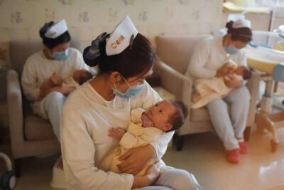 الصين تلغي الحد الأقصى للإنجاب المحدد بطفلين لكل زوجين بسبب تراجع معدل المواليد