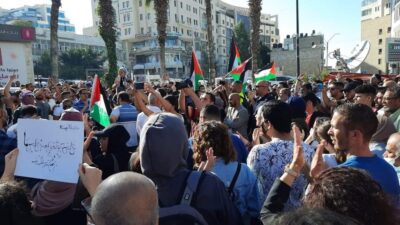 متظاهرون يطالبون برحيل الحكومة الفلسطينية احتجاجا على مقتل الناشط السياسي بنات