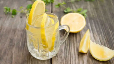 7فوائد لشرب الماء الدافئ مع الليمون