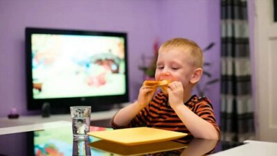 مشاهدة طفلك للتلفاز أثناء الطعام يحد من قدراته اللغوية
