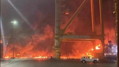 اندلاع حريق في سفينة راسية قبالة جبل علي في دبي