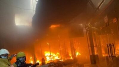 اندلاع حريق كبير ببناية تجارية في بغداد