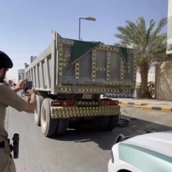 شرطة مكة توقف 4 أشخاص نقلوا مخالفي نظام أمن الحدود بين مناطق المملكة