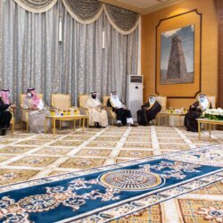 أمير منطقة الباحة يستقبل مدير تعليم المنطقة ويكرم فائزتين بجوائز على مستوى المملكة