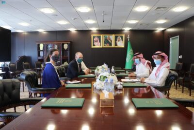 آل جابر يناقش مع سفير المملكة المتحدة لدى اليمن جهود السلام وأهمية تنفيذ اتفاق الرياض