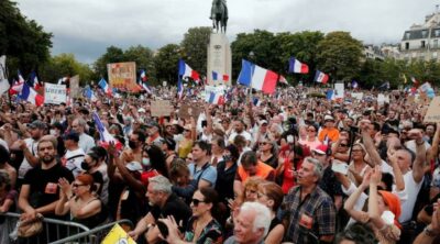 مظاهرات قيود كورونا تعود لفرنسا.. عشرات الآلاف يحتجون على القواعد المشددة