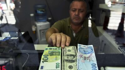 الليرة التركية تهبط إلى 8.65 مقابل الدولار قبيل قرار بشأن الفائدة