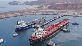 وصول الدفعة الرابعة من منحة المشتقات النفطية السعودية إلى ميناء عدن