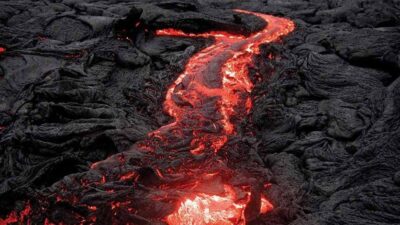بركان “جزر الكناري” يقذف الحمم في الهواء والرماد يكسو المنطقة لـ”اليوم الخامس”