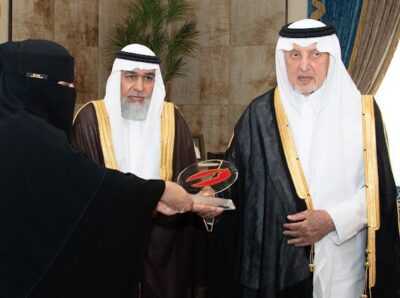 أمير منطقة مكة المكرمة يكرم مديرة الابتدائية الـ 26 بالطائف