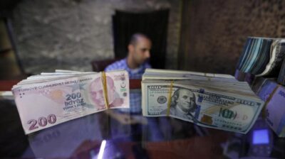 الليرة التركية تهبط إلى مستوى قياسي منخفض جديد مقابل الدولار