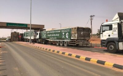 مقدمة من مركز الملك سلمان .. عبور 80 شاحنة منفذ الوديعة متوجهة لعدة محافظات يمنية