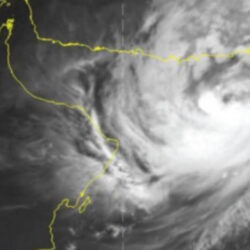 بالفيديو.. الإعصار شاهين يتسبب في سقوط برج اتصالات بأحد ولايات عمان