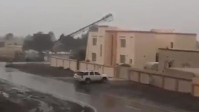 بالفيديو.. الإعصار شاهين يتسبب في سقوط برج اتصالات بأحد ولايات عمان