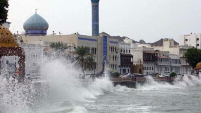 غرق سفينة خشبية بميناء السلطان قابوس بسلطنة عُمان بسبب الإعصار شاهين