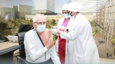 سفير الدنمارك يتلقى الجرعة الثالثة من لقاح كورونا بمدينة الملك سعود الطبية