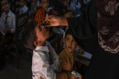 في “يومه العالمي”.. ما أبرز أعراض شلل الأطفال وجهود مكافحته؟