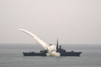 القوات البحرية تنفذ رماية بالصواريخ على الأهداف البحرية في منطقة عمليات تمرين نسيم البحر