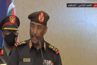 السودان.. البرهان يشيد بحمدوك ويتعهد بصون المرحلة الانتقالية