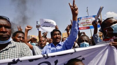 إطلاق سراح جميع معتقلي السودان.. آخرهم وزير الصناعة السابق