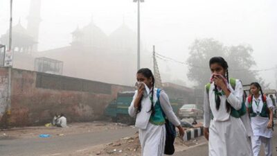 بسبب معدلات التلوث المميتة.. الهند تفرض الإغلاق العام