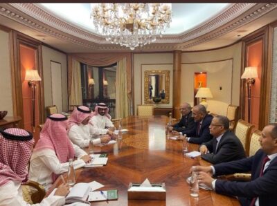 السفير آل جابر يلتقي برئيس وأعضاء المجلس الانتقالي الجنوبي لاستكمال تنفيذ إتفاق الرياض