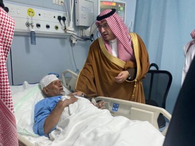 محافظ ضباء يطمئن على صحة الشيخ الزمهري