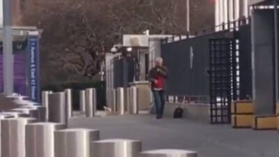 بالفيديو.. مسلح يثير الذعر خارج مقر الأمم المتحدة والشرطة تحاصر المكان