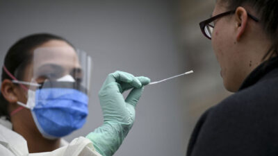 «مكافحة الأمراض الأوروبية» تحذر: التطعيم وحده لن يكون كافيًا لوقف «أوميكرون»