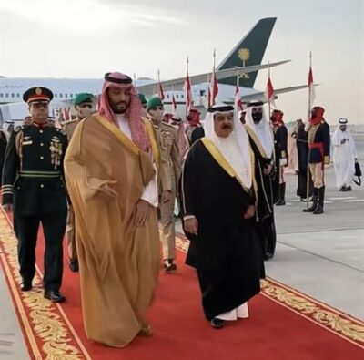 ولي العهد يصل البحرين والملك حمد في مقدمة مستقبليه