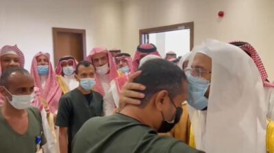 بالفيديو.. وزير الشؤون الإسلامية يصر على تقبيل رأس شاب يعمل بصيانة المساجد
