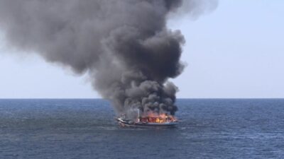 البحرية الأميركية تعتقل 5 مهربين إيرانيين في سفينة مشتعلة قبالة عُمان