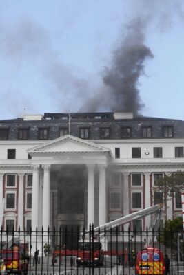 اندلاع حريق بمبنى برلمان جنوب إفريقيا
