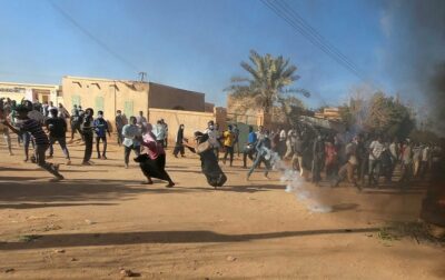 الأمن السوداني يطلق الغاز على متظاهرين تجمعوا قرب القصر الرئاسي