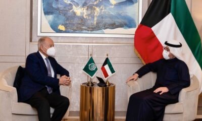 وزير الخارجية الكويتي يعقد جلسة مباحثات مع الأمين العام للجامعة العربية