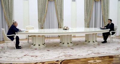 بعد لقاء بوتن وماكرون.. الكرملين يفسر صورة طاولة الـ4 أمتار