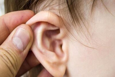 أعراض التهاب الأذن الوسطى عند الأطفال والبالغين.. ومتى تستدعي زيارة الطبيب