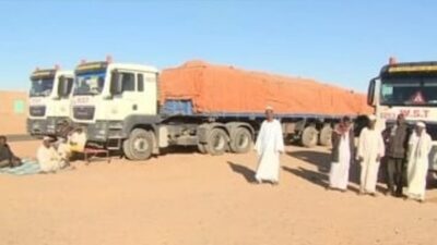 محتجون سودانيون يغلقون الطريق الرابط بين السودان ومصر