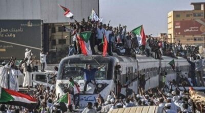 آلاف المتظاهرين السودانيين يفوِّضون “البرهان” لقيادة المرحلة الانتقالية