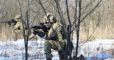 أوكرانيا تدعو “القادرين على حمل السلاح” للانضمام إلى الجيش