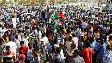 الشرطة السودانية تطلق الغاز على متظاهرين قرب قصر الرئاسة في الخرطوم
