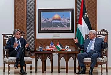 “بلينكن” يؤكد للرئيس الفلسطيني التزام أمريكا بمبدأ حل الدولتَيْن